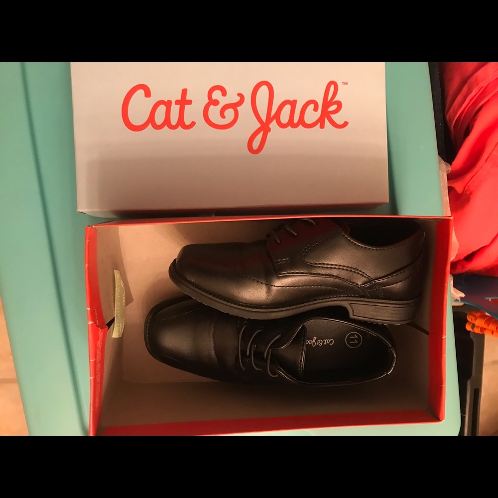 Cat and Jack Boys dress shoes 11